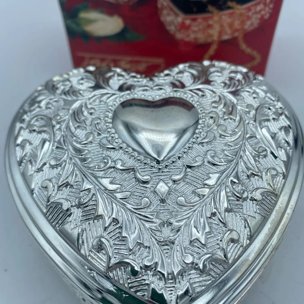 VTG Lord & Taylor Silverplate Ornate Heart Shaped jewelry Trinket Box 4x2”